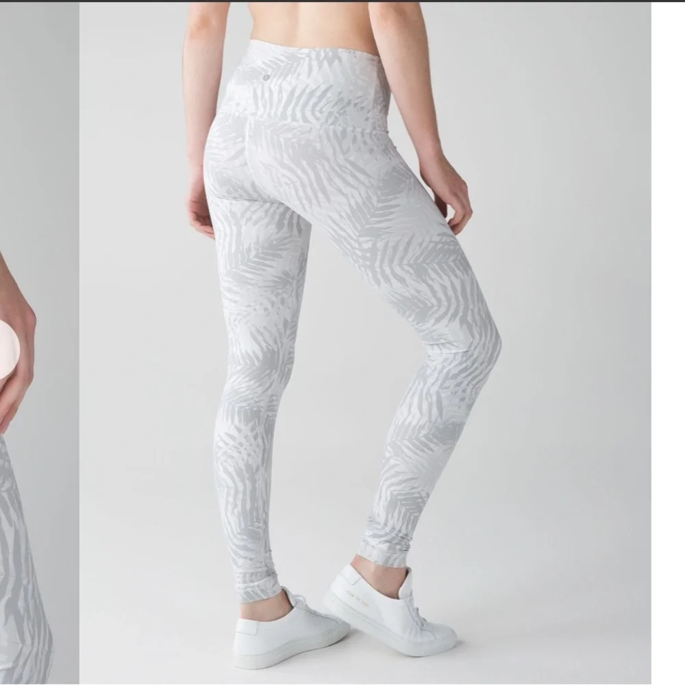 474 Lululemon Wunder Under High Rise LuxTreme – Palm Camo – Size 6